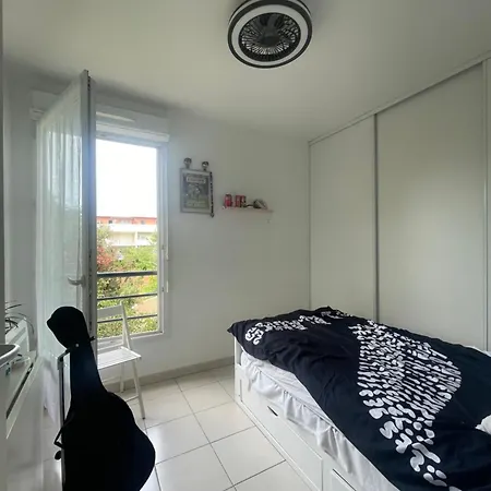 6 Personnes Au Pied Des Calanques, Parking Et Transports En Commun * Marseille