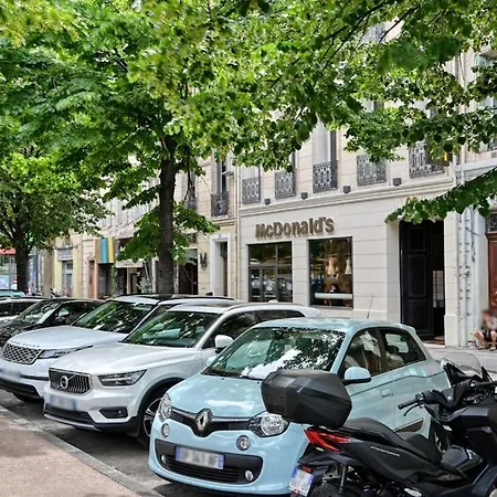 Spacieux Pres Du Velodrome Et Des Plages Apartment