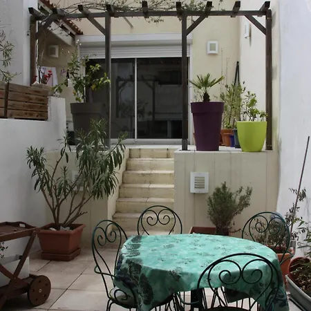 Homestay Petite Maison D'hote Et Son Patio Au Pied De Notre-dame *