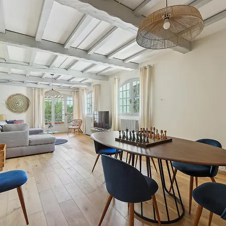 Hébergement de vacances Charmante Maison Sur *