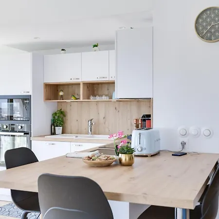 Standing, Vue Et Parking Apartment