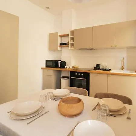 Longchamp - 2 Avec Terrasse - Wifi - Clim * Marseille