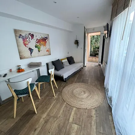 Avec Jardin Apartment *