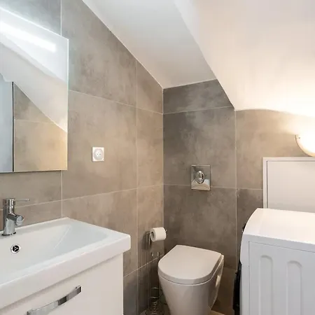 Fully-equipped In Panier Close To Business Area Joliette And Old-port Apartment