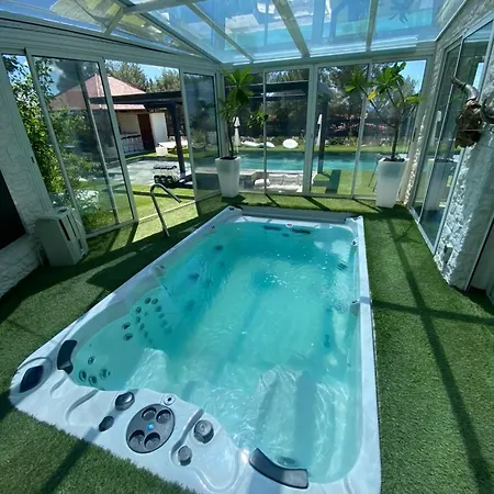 Fabuleuse -7 -14 Pers Avec Grande Piscine 2 Jacuzzis *