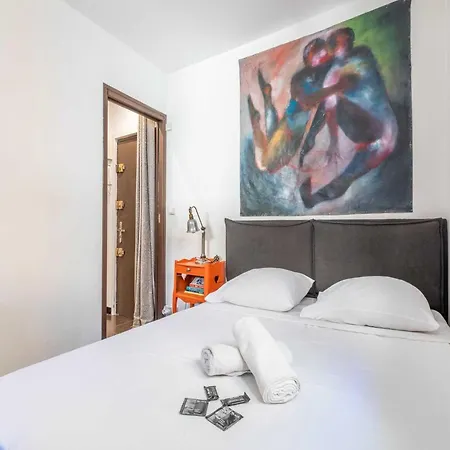 Magnificent With Terrace -1br 4p- Apartment *
