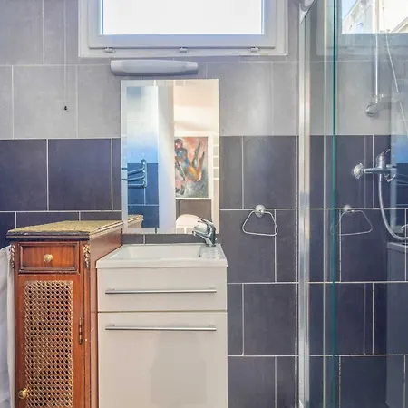 Magnificent With Terrace -1br 4p- Apartment *