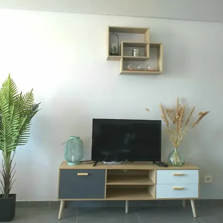 T2 Calme, Stationnement Gratuit, Autoroute A Proximite, A 10km Apartment *