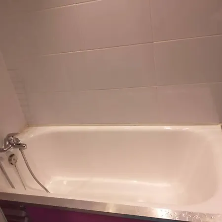 Apartment T2 Calme, Stationnement Gratuit, Autoroute A Proximite, A 10km *
