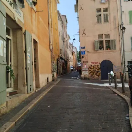 Plein Coeur Du Quartier Du Panier . Chaleureux T2. Apartment *