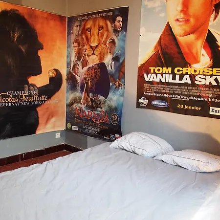 Narnia Dans Maison, Salle De Bain Et Sejour A Partager * Marseille