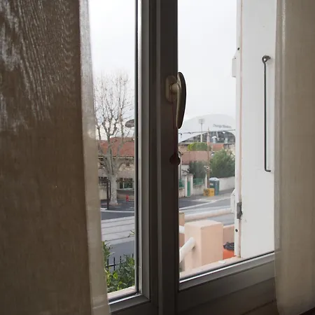 Apartment Schweppes Dans Maison, Salle De Bain Et Sejour A Partager Marseille