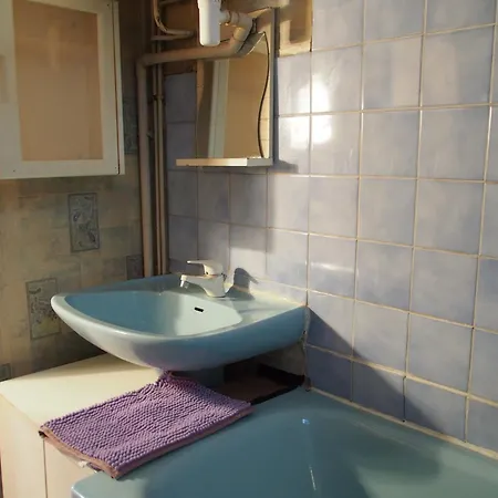 Schweppes Dans Maison, Salle De Bain Et Sejour A Partager Apartment