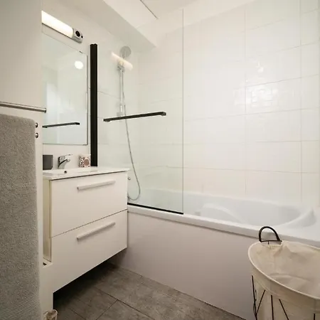 Apartment Climatise Equipe Avec Balcon Au Coeur De Marseille