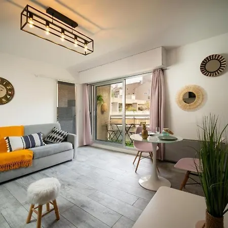 Climatise Equipe Avec Balcon Au Coeur De Appartement Marseille