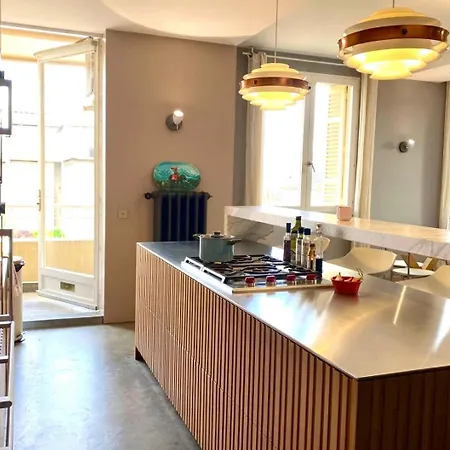 Apartment Click! Magical Views Notre-Dame, Vieux Port & Rooftops - Walk To All