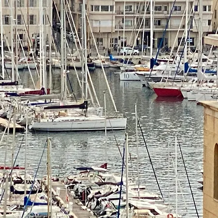 Click! Magical Views Notre-Dame, Vieux Port & Rooftops - Walk To All Apartment *