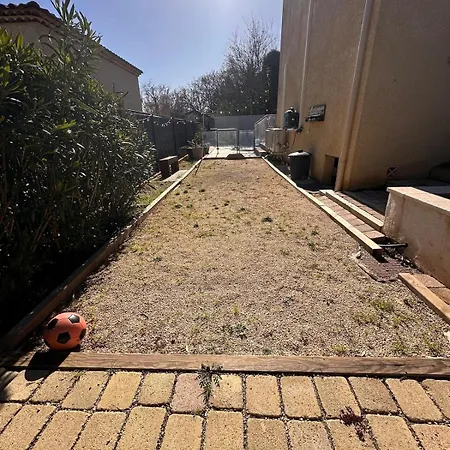 Villa Beautiful Family House With Garden And Pool In A Quiet Area
