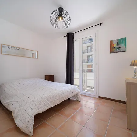 Climatise Equipe 4 Couchages A 5min A Pied De La Gare St Charles Marseille