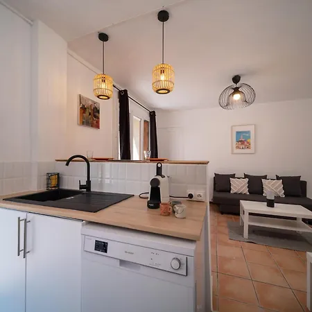 Apartment Climatise Equipe 4 Couchages A 5min A Pied De La Gare St Charles Marseille