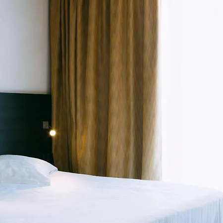 Escale Oceania Vieux Port מלון 3*
