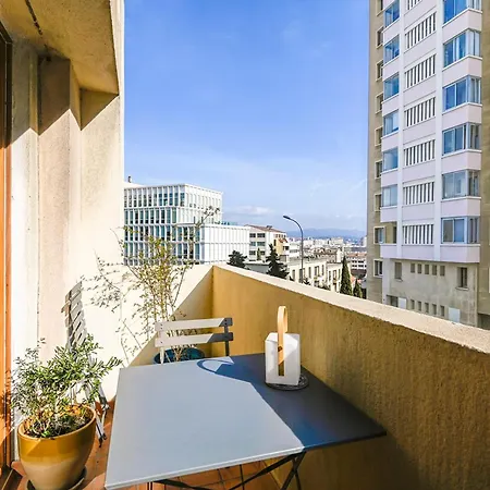 Charming T3 Of 60 M2 With Balcony In Apartment