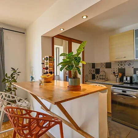 Charming T3 Of 60 M2 With Balcony In Apartment *