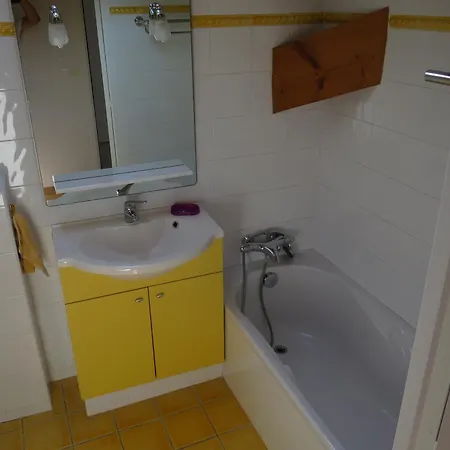 Rouge Avec Salle De Bain Privative Velodrome Prado