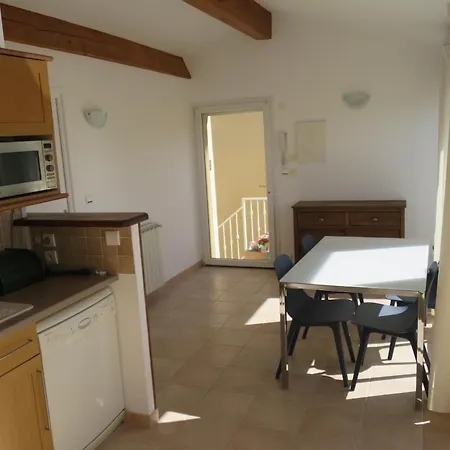 Rouge Avec Salle De Bain Privative Velodrome Prado Homestay