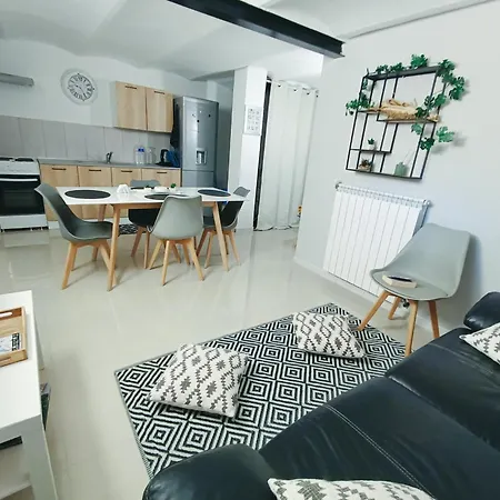 Villa Avec Piscine Et 3 Logements Ideale Groupe *