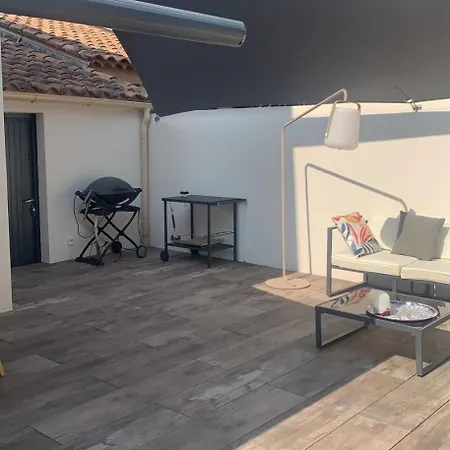 Avec Piscine Proche Et Colline *