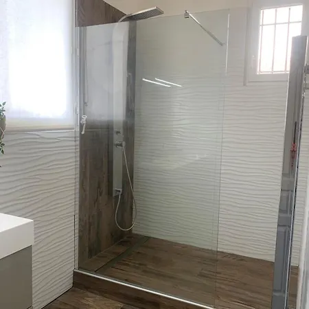 Avec Piscine Proche Et Colline Villa *