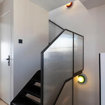 Maison De Moderne Avec Toit Terrasse Et Vue *