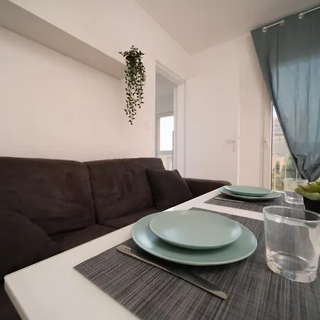 Equipe Avec Parking Apartment *