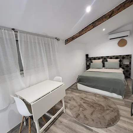 Studio-valentine Climatisee Avec Piscine Chauffee Apartment