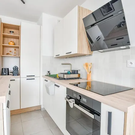 1 Ch Avec Balcon Et Parking A La Joliette * Marseille