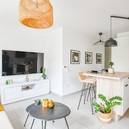 1 Ch Avec Balcon Et Parking A La Joliette Appartement Marseille