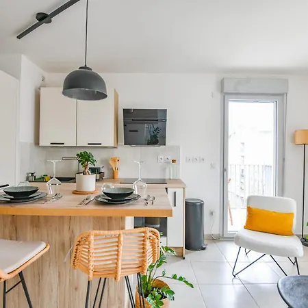 1 Ch Avec Balcon Et Parking A La Joliette * Marseille