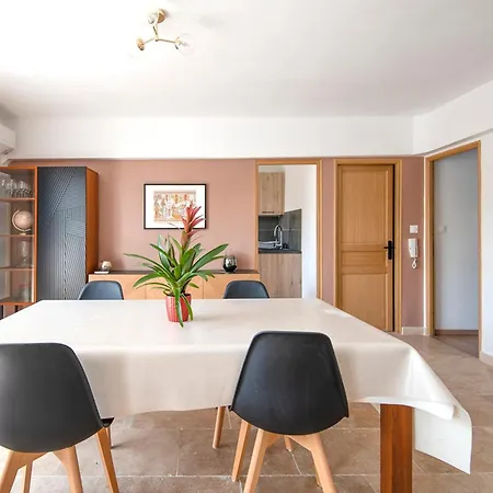 Apartment Beautiful Of 65 M2 In The 8th