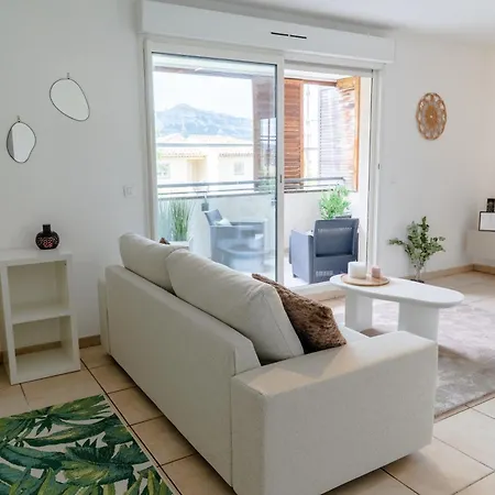 Apartment Evasion Chic *