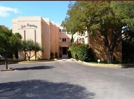 Logis Les Cigalons Hotel