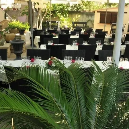 Hotel Logis Les Cigalons 2*