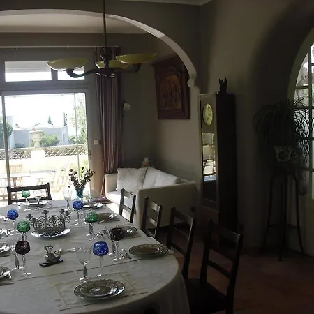 Chateau De L'aroumias Bed & Breakfast