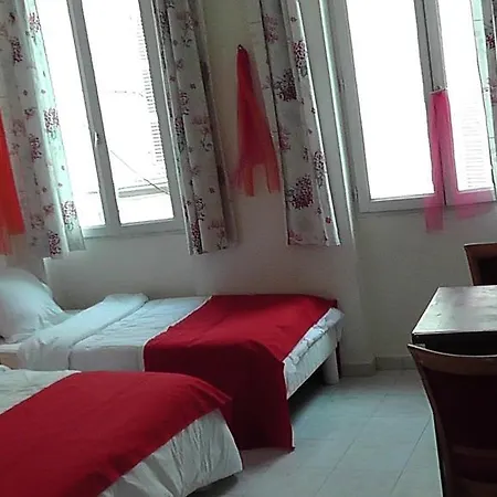 De La Renaissance Hotel 3*