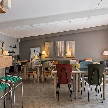 Hotel Edmond Rostand 3*