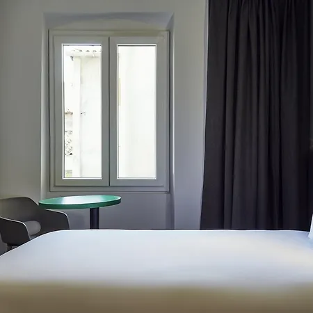 Ibis Styles Vieux Port Hotel 3*