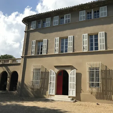 Chateau D'eoures ホテル