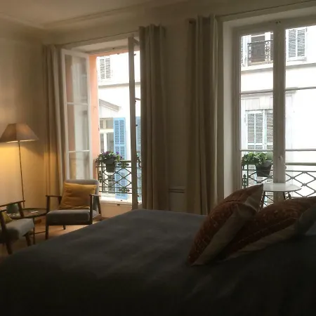 10 Rue Chevalier Roze Apartment