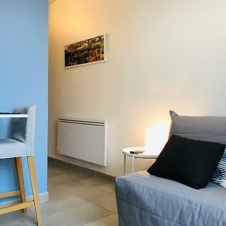 Central Studio Apartment *