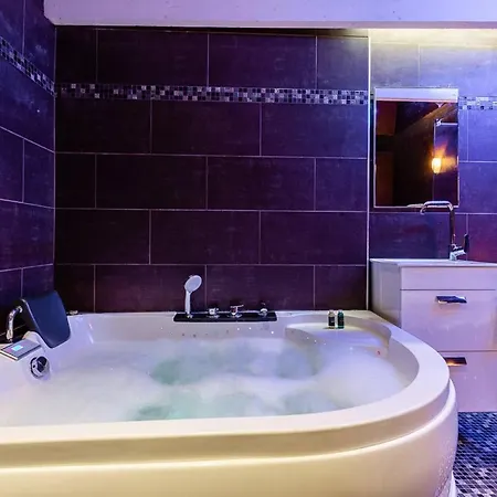 Les Suites Du Vieux-port Love hôtel *